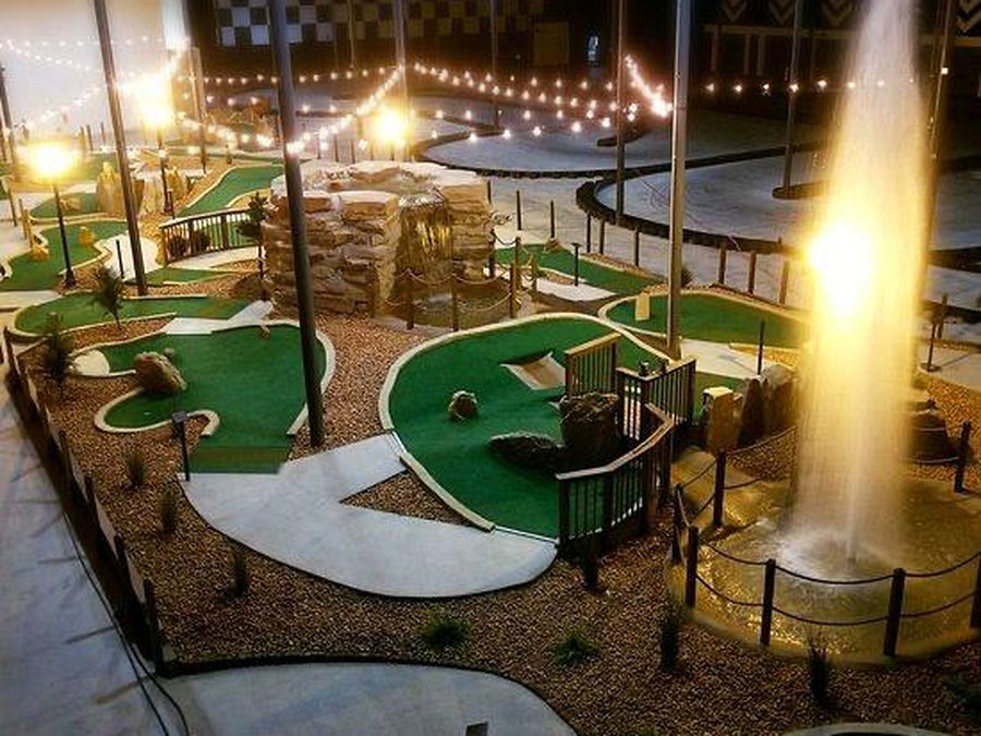 Indoor mini golf